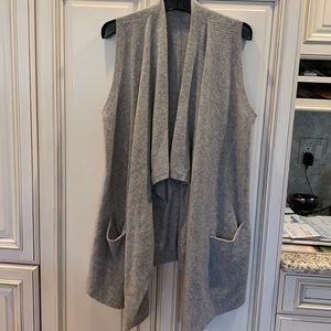 Sweater vest with front pockets